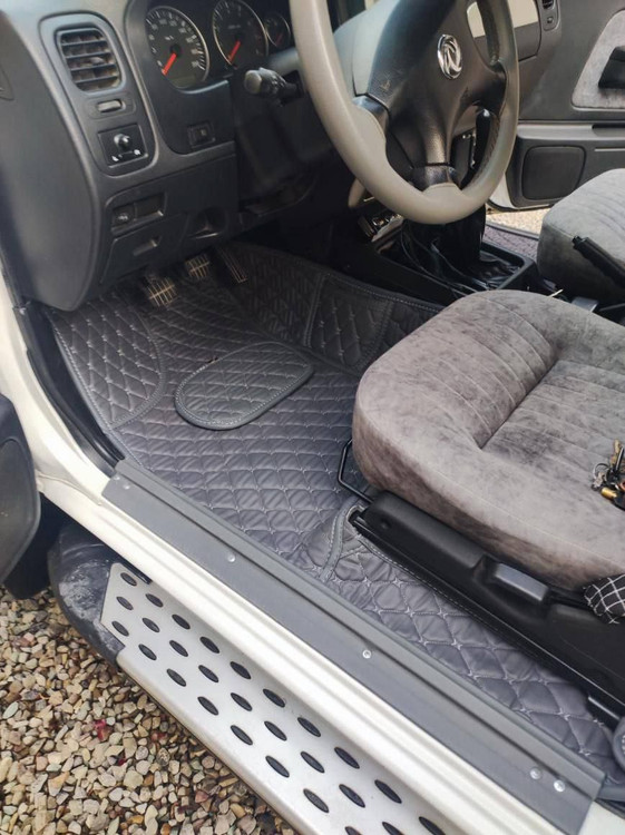 نمای داخلی KMC T8 با کفپوش فیت اختصاصی و دوخت الماسی