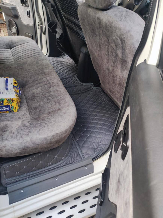 کیفیت بالای چرم و جزئیات دوخت در کفپوش لوکس T8