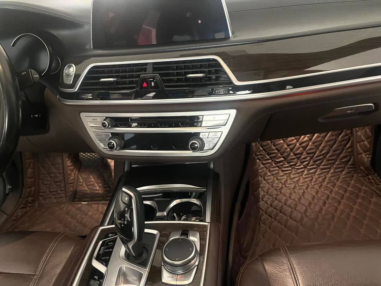 نمای داخلی BMW سری 5 پس از نصب کفپوش لوکس