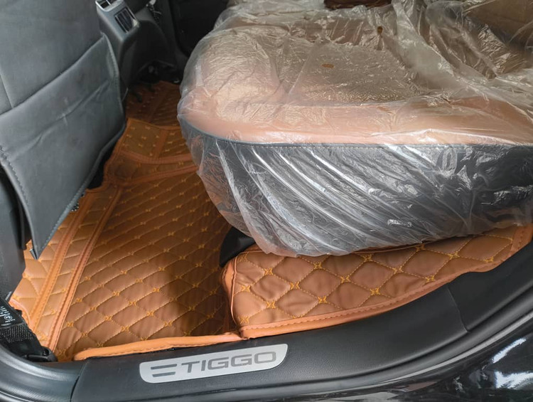 نمای نزدیک دوخت الماسی و کیفیت چرم کفپوش Tiggo 8 Pro