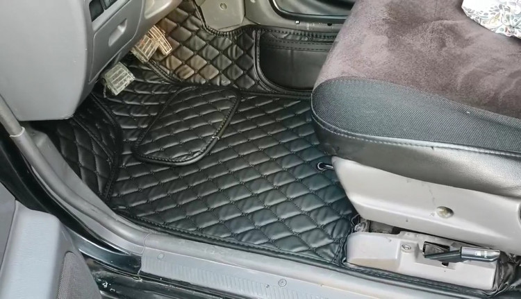 نمای کابین تویوتا لوین پس از نصب کفپوش لاکچری