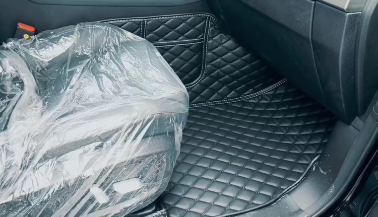 نمای نزدیک چرم و دوخت حرفهای کفپوش Peugeot 2008